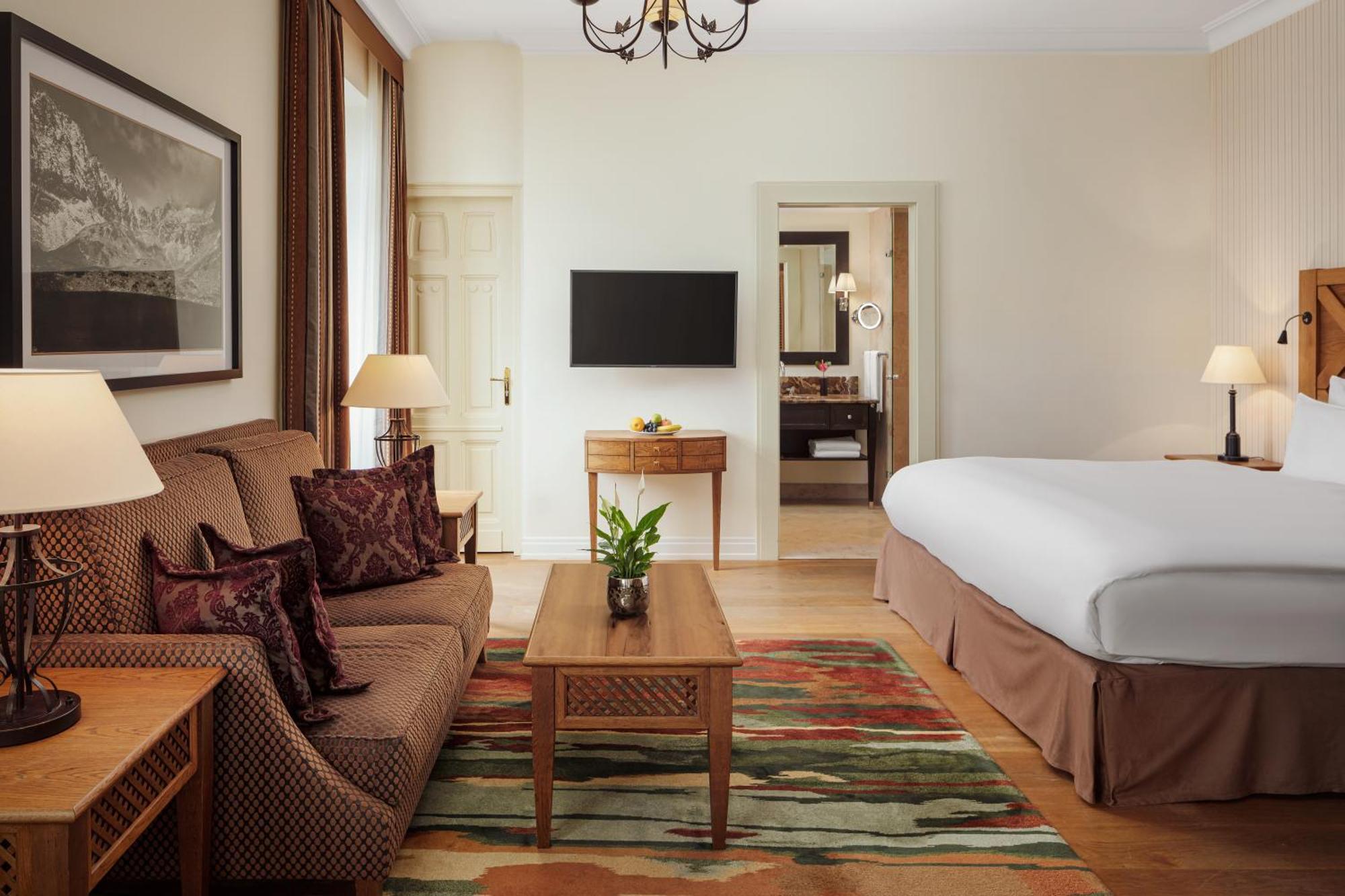 Grand Hotel Kempinski High Tatras Štrbské Pleso Екстериор снимка A suite at the hotel