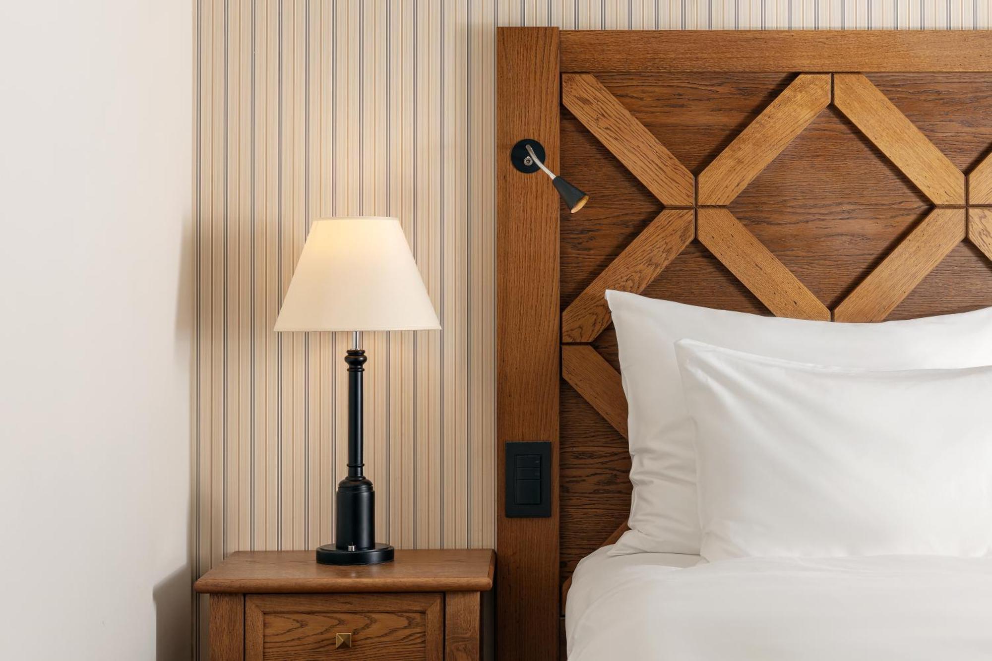 Grand Hotel Kempinski High Tatras Štrbské Pleso Екстериор снимка A bedside table with a lamp