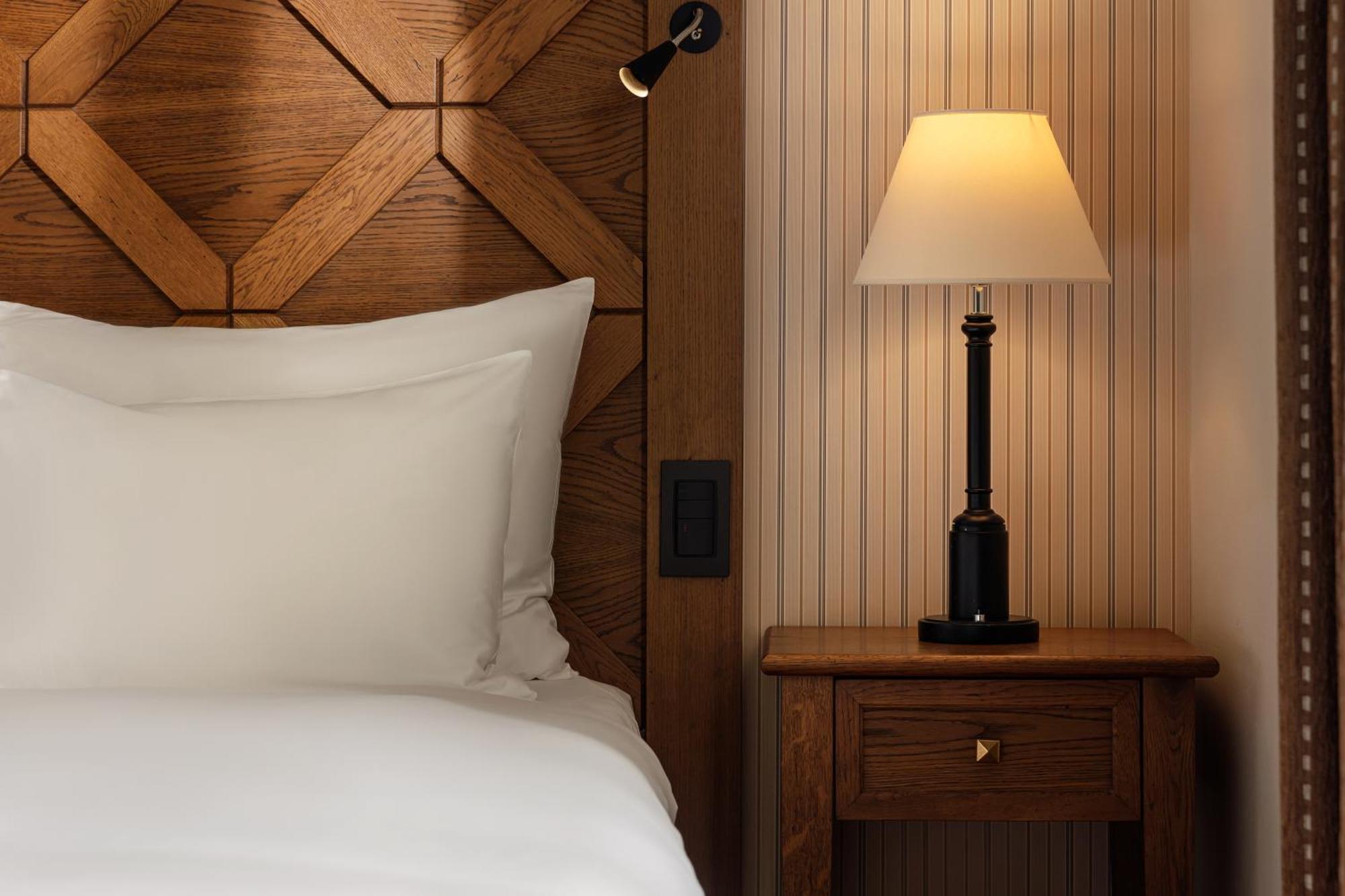 Grand Hotel Kempinski High Tatras Štrbské Pleso Екстериор снимка A bedside table